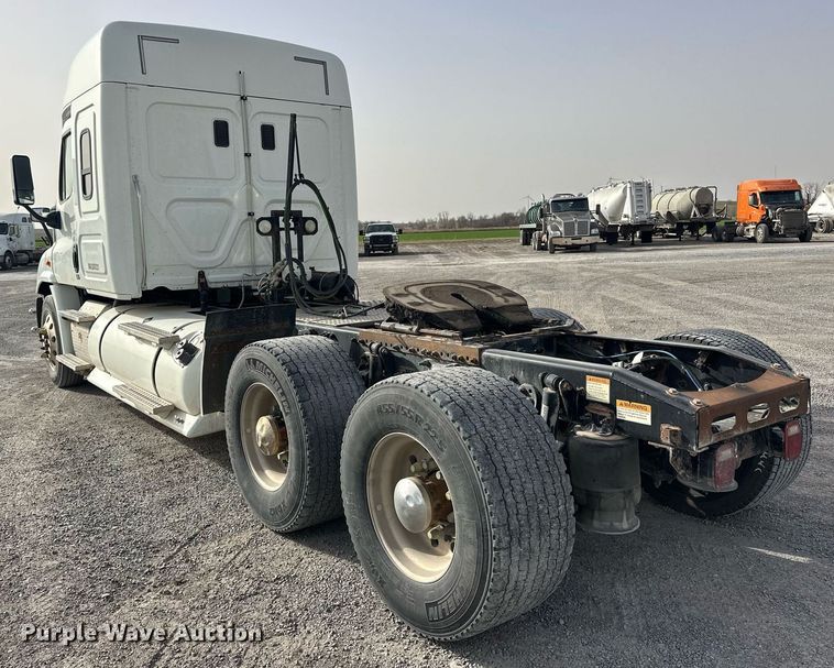 image for item EK0520 2014 Freightliner Cascadia semi truck