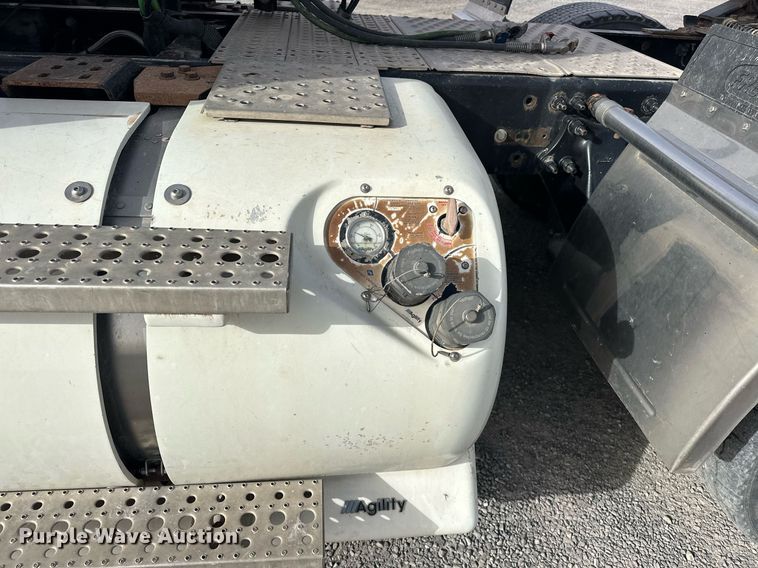 image for item EK0520 2014 Freightliner Cascadia semi truck