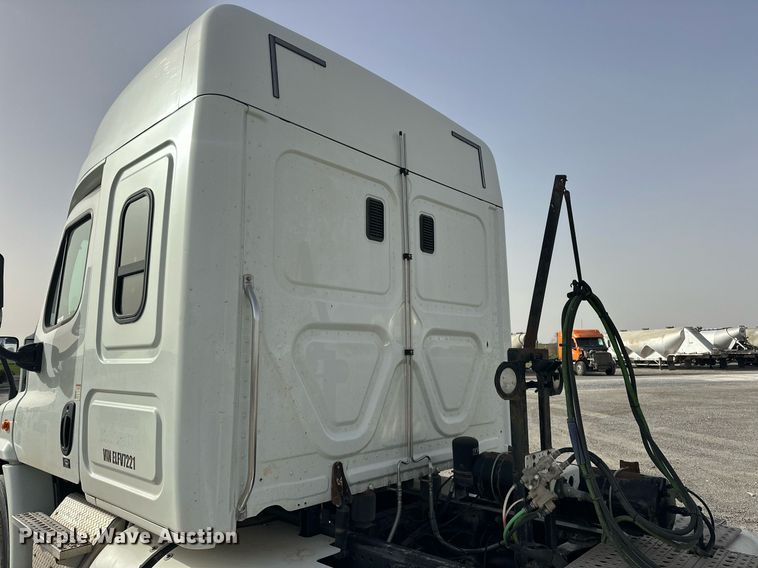 image for item EK0520 2014 Freightliner Cascadia semi truck