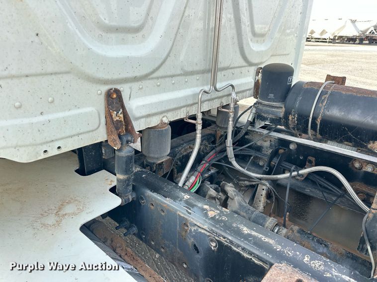 image for item EK0520 2014 Freightliner Cascadia semi truck