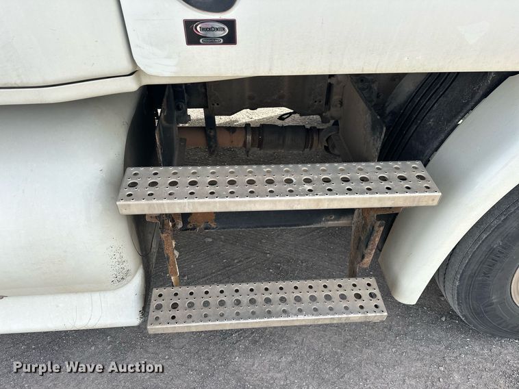 image for item EK0520 2014 Freightliner Cascadia semi truck