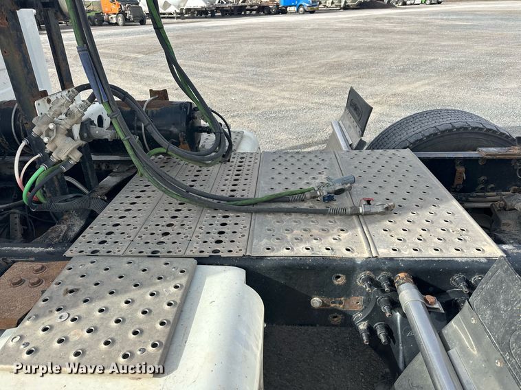 image for item EK0520 2014 Freightliner Cascadia semi truck