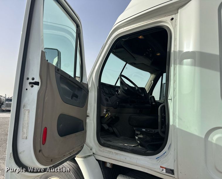 image for item EK0520 2014 Freightliner Cascadia semi truck