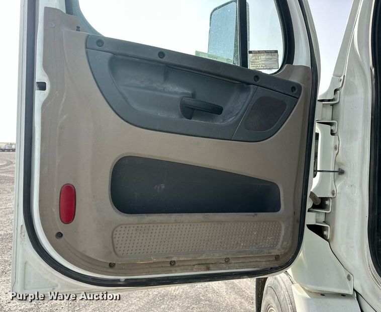 image for item EK0520 2014 Freightliner Cascadia semi truck