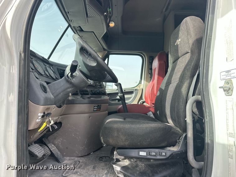 image for item EK0520 2014 Freightliner Cascadia semi truck