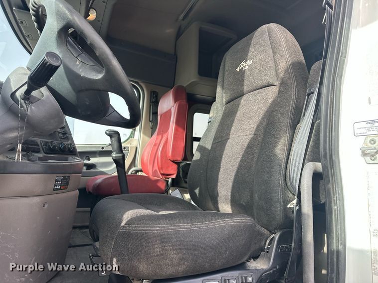 image for item EK0520 2014 Freightliner Cascadia semi truck