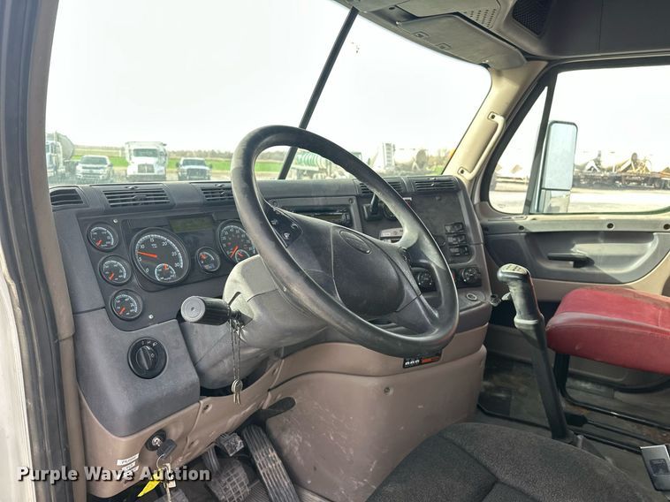 image for item EK0520 2014 Freightliner Cascadia semi truck