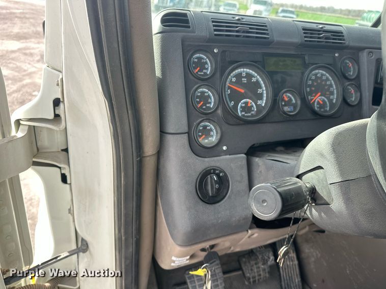 image for item EK0520 2014 Freightliner Cascadia semi truck