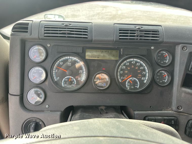 image for item EK0520 2014 Freightliner Cascadia semi truck