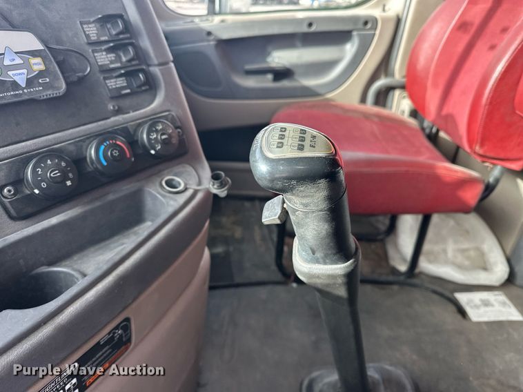 image for item EK0520 2014 Freightliner Cascadia semi truck