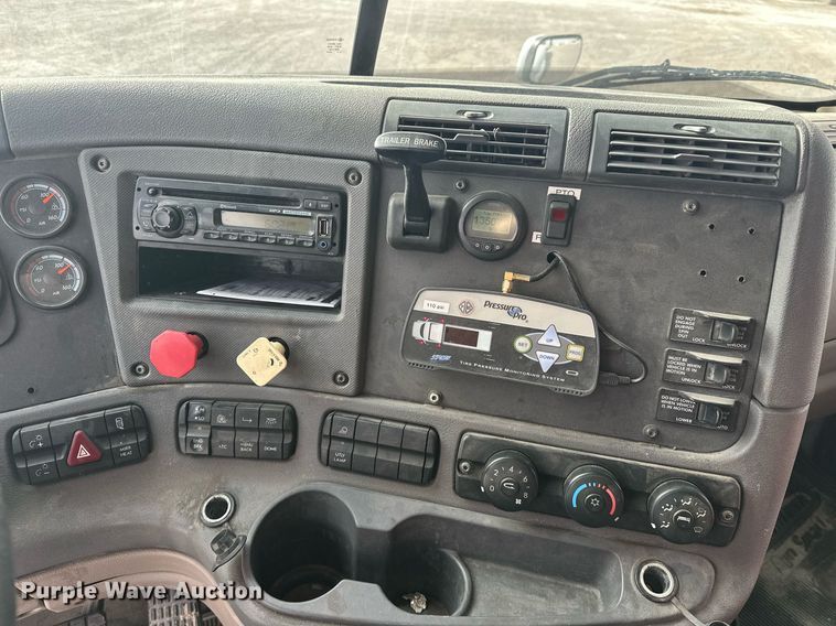 image for item EK0520 2014 Freightliner Cascadia semi truck