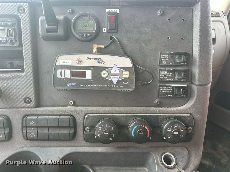 image for item EK0520 2014 Freightliner Cascadia semi truck