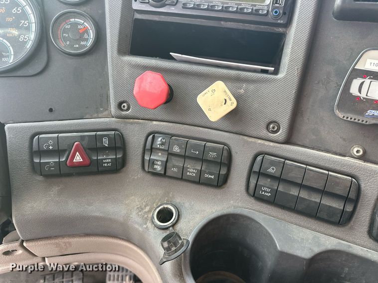 image for item EK0520 2014 Freightliner Cascadia semi truck