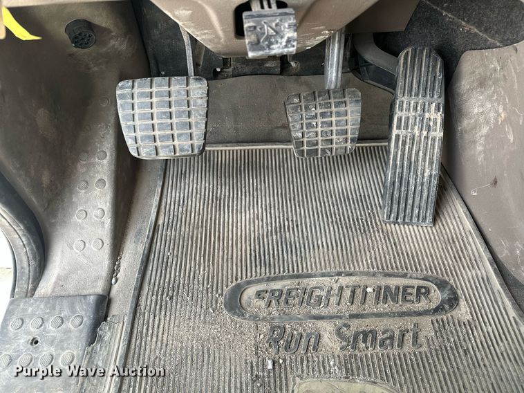 image for item EK0520 2014 Freightliner Cascadia semi truck