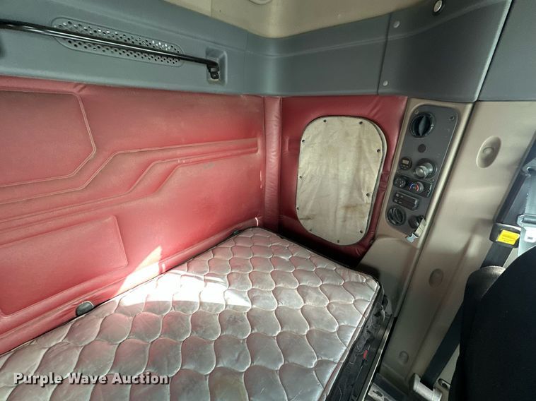 image for item EK0520 2014 Freightliner Cascadia semi truck