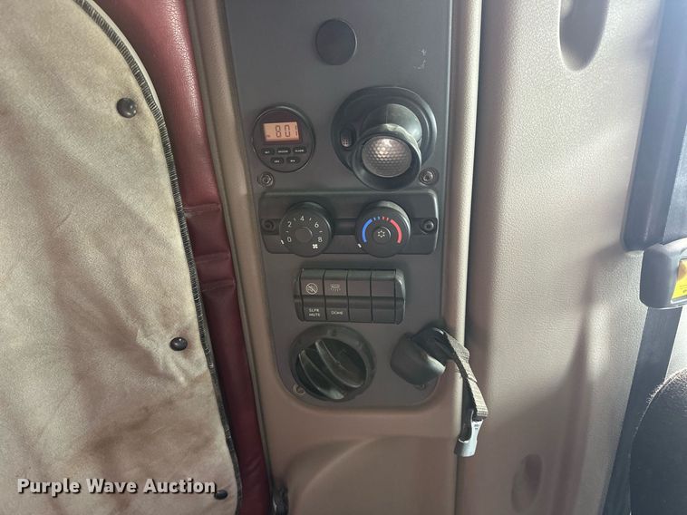 image for item EK0520 2014 Freightliner Cascadia semi truck