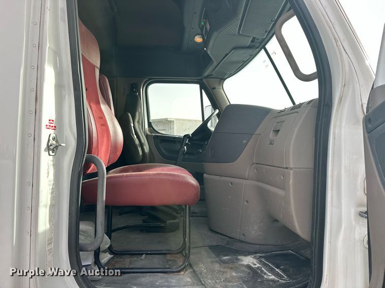 image for item EK0520 2014 Freightliner Cascadia semi truck