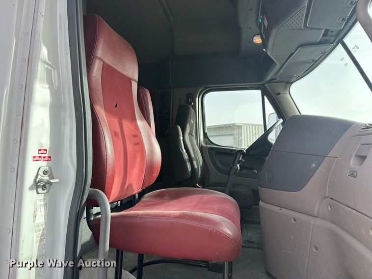 image for item EK0520 2014 Freightliner Cascadia semi truck