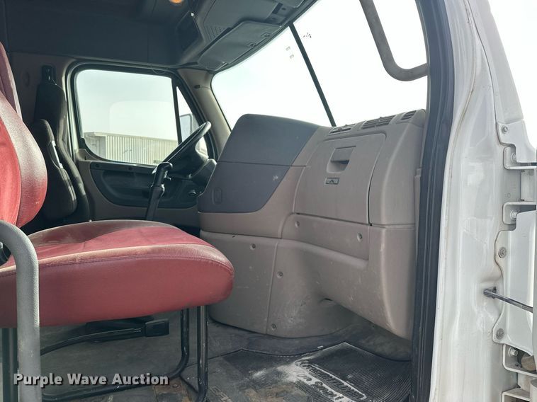 image for item EK0520 2014 Freightliner Cascadia semi truck