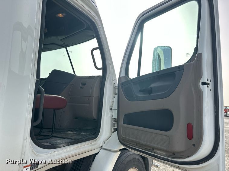 image for item EK0520 2014 Freightliner Cascadia semi truck