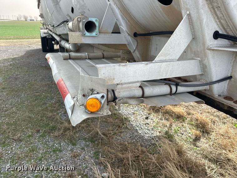 image for item EK0524 1976 Butler pneumatic dry bulk trailer