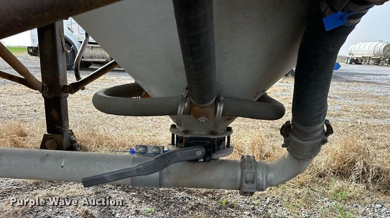 image for item EK0524 1976 Butler pneumatic dry bulk trailer