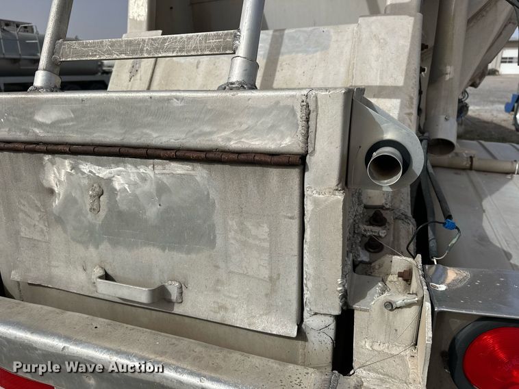 image for item EK0524 1976 Butler pneumatic dry bulk trailer