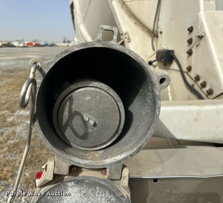 image for item EK0524 1976 Butler pneumatic dry bulk trailer