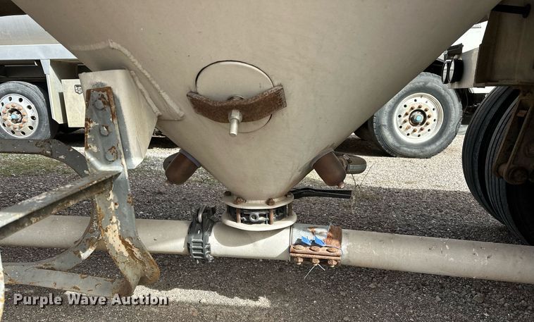 image for item EK0524 1976 Butler pneumatic dry bulk trailer