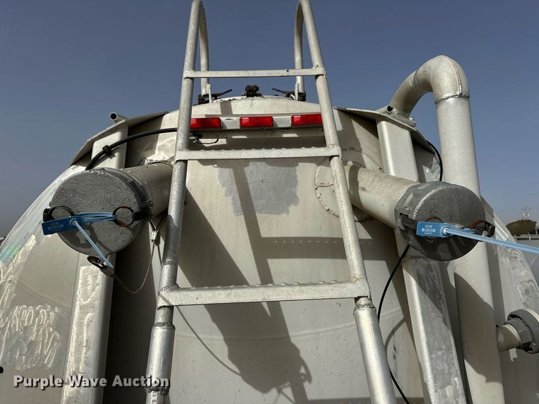 image for item EK0524 1976 Butler pneumatic dry bulk trailer