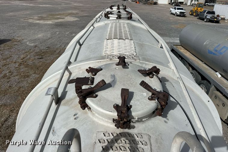 image for item EK0524 1976 Butler pneumatic dry bulk trailer