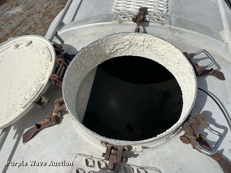 image for item EK0524 1976 Butler pneumatic dry bulk trailer