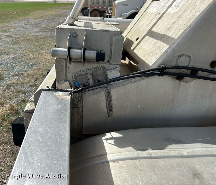 image for item EK0524 1976 Butler pneumatic dry bulk trailer