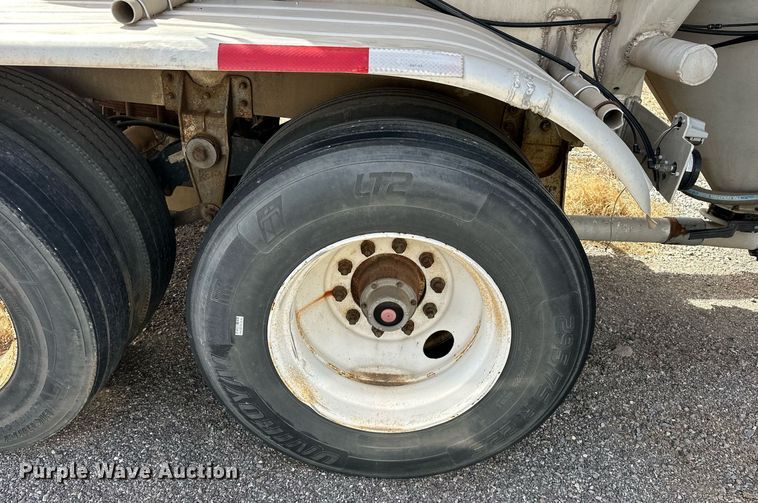 image for item EK0524 1976 Butler pneumatic dry bulk trailer