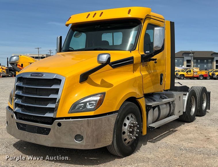 image for item EK0565 2020 Freightliner Cascadia 126 semi truck