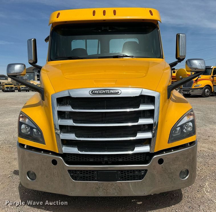 image for item EK0565 2020 Freightliner Cascadia 126 semi truck