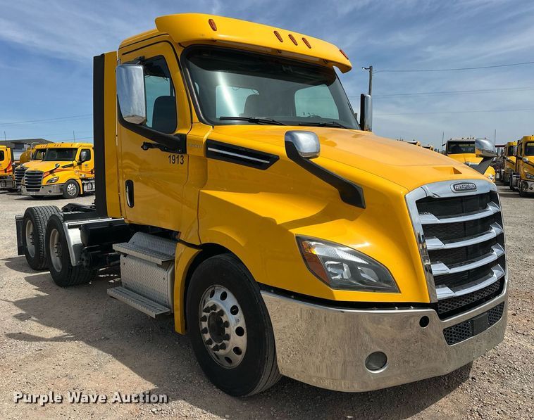 image for item EK0565 2020 Freightliner Cascadia 126 semi truck