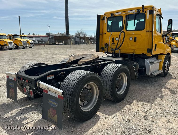 image for item EK0565 2020 Freightliner Cascadia 126 semi truck