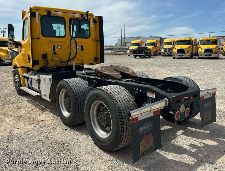 image for item EK0565 2020 Freightliner Cascadia 126 semi truck
