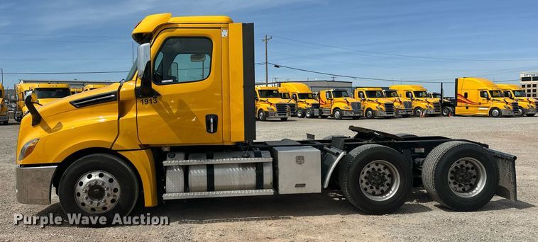 image for item EK0565 2020 Freightliner Cascadia 126 semi truck