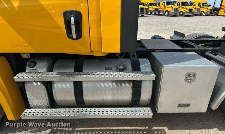 image for item EK0565 2020 Freightliner Cascadia 126 semi truck