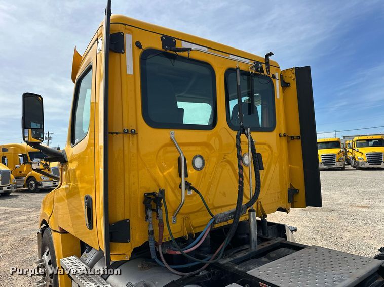 image for item EK0565 2020 Freightliner Cascadia 126 semi truck