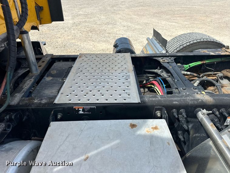 image for item EK0565 2020 Freightliner Cascadia 126 semi truck