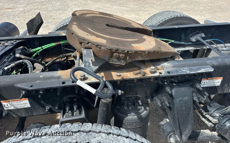 image for item EK0565 2020 Freightliner Cascadia 126 semi truck