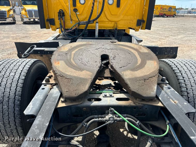 image for item EK0565 2020 Freightliner Cascadia 126 semi truck