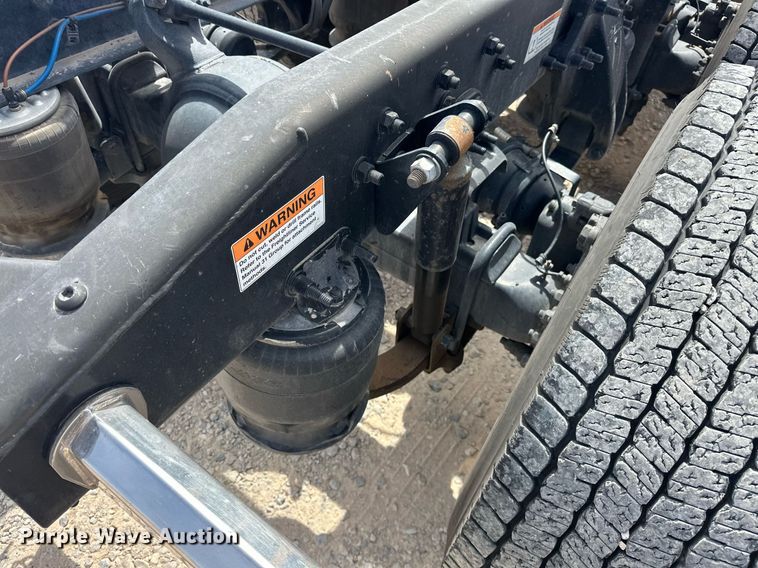 image for item EK0565 2020 Freightliner Cascadia 126 semi truck