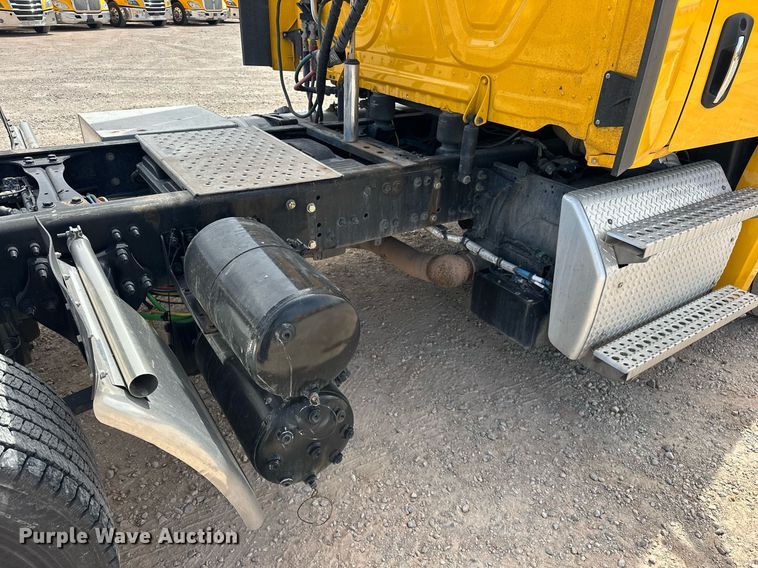 image for item EK0565 2020 Freightliner Cascadia 126 semi truck