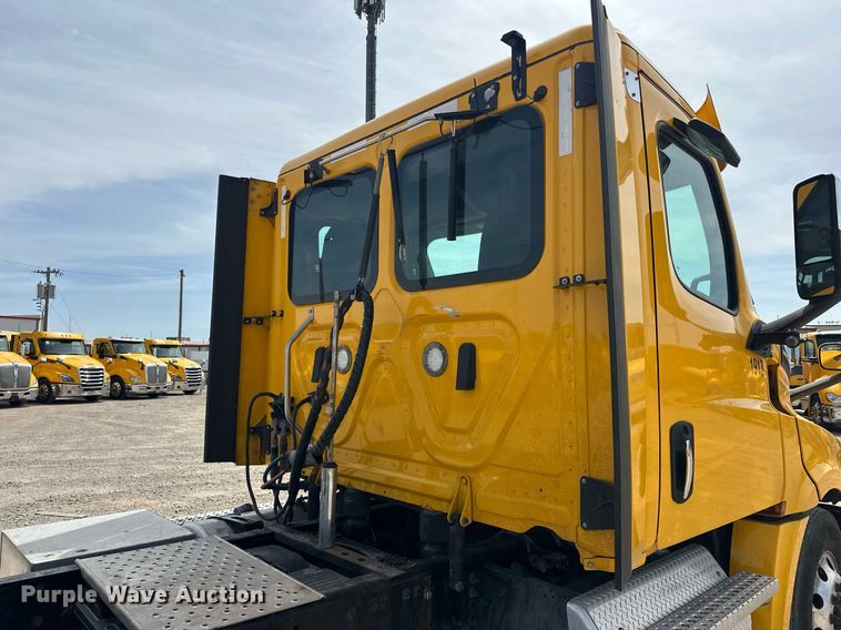 image for item EK0565 2020 Freightliner Cascadia 126 semi truck