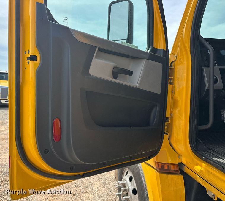 image for item EK0565 2020 Freightliner Cascadia 126 semi truck