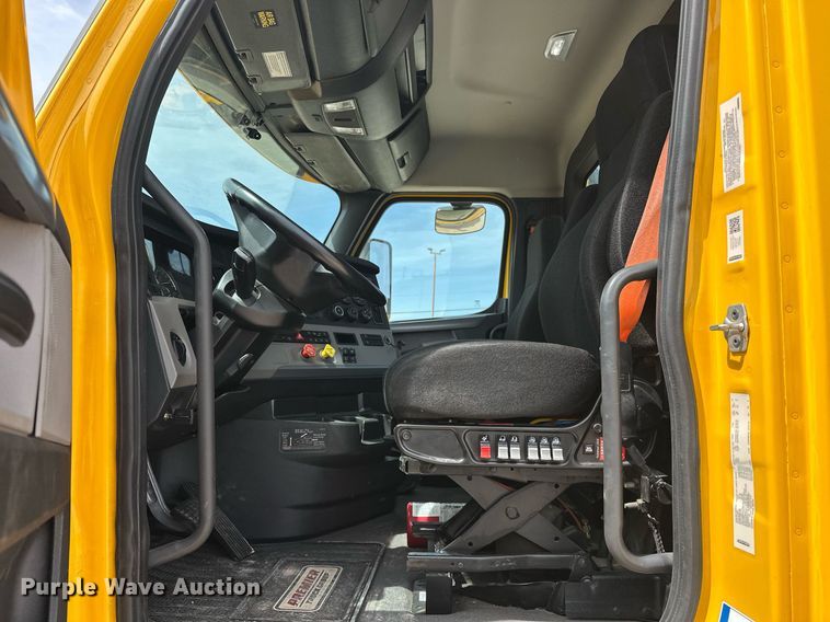 image for item EK0565 2020 Freightliner Cascadia 126 semi truck